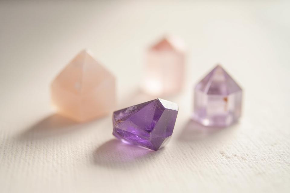 Egy válogatott gyógyító kristálygyűjtemény puha, természetes fényben elhelyezve, hangsúlyozva a gyógyítás és az intuíció fogalmát.